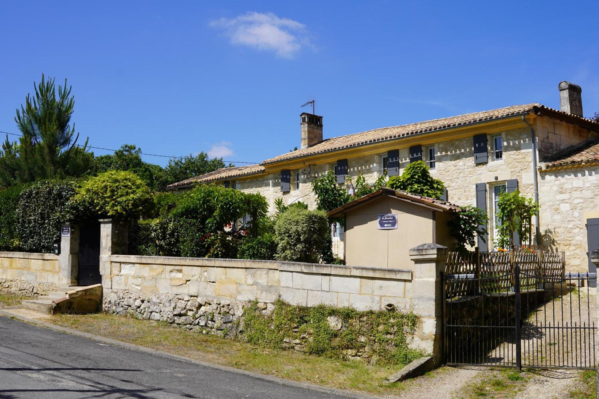 Bed and Breakfast La Girondine Galgon Esterno foto